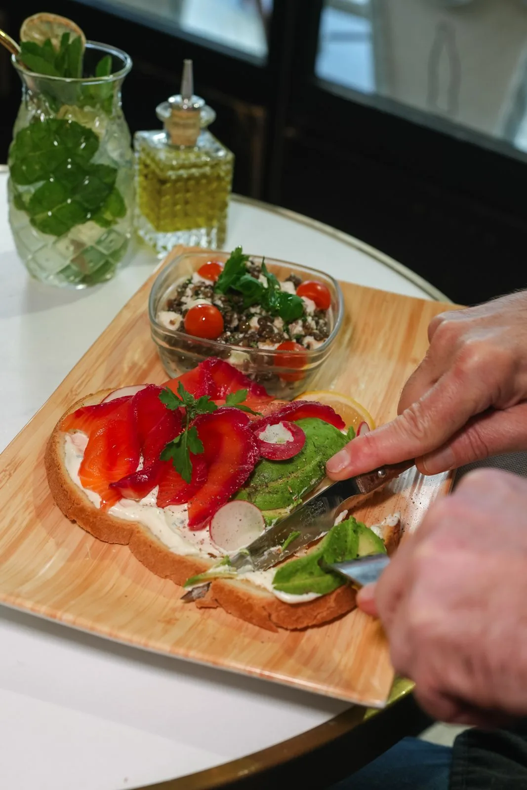 Toast saumon avocat coupé en deux