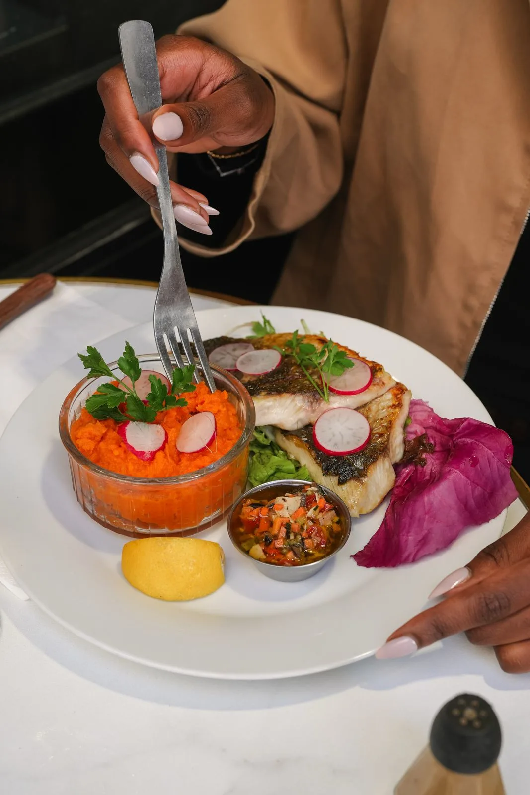 Assiette servie en lumière chaude