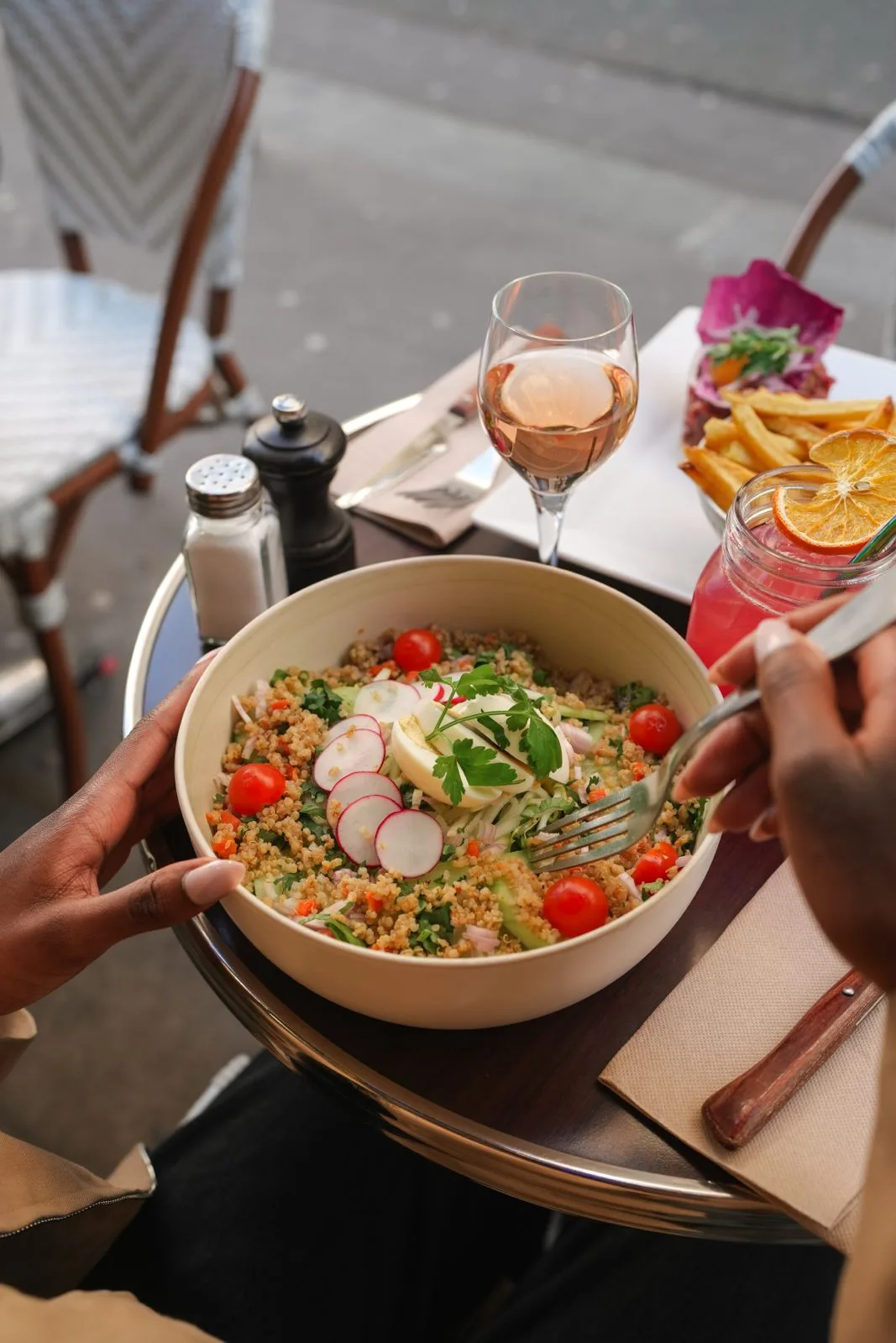 Bowl quinoa partagé sur la terrasse