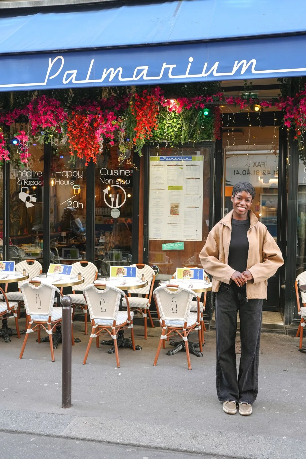 Une cliente prend la pose devant la cascade de fleurs